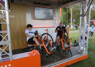 Zájem o jízdu na oranžových handbike byl obrovský.