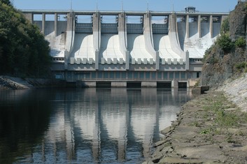 Vodní dílo Slapy s elektrárnou umístěnou pod přelivy