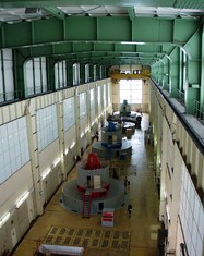 Strojovna vodní elektrárny Orlík s opravovaným třetím soustrojím v pozadí
