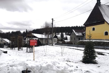 Krátce po loňské podzimní výsadbě dorazil do Tatrovic sníh, proto zde otevření parčíku nechali až na letošní léto, kdy se v obci konají tradiční Tatrovické slavnosti.