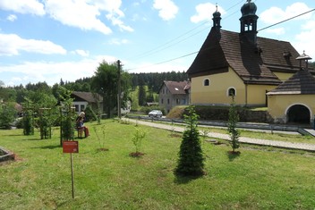 Pohled na nový parčík u kostela v Tatrovicích.
