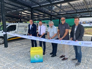 Slavnostní zahájení provozu solárního carportu (zleva) Kamil Čermák, generální ředitel ČEZ ESCO, Marek Ženíšek, ministr pro vědu, výzkum a inovace, Michal Hroza, radní hl. m. Prahy pro oblast infrastruktury, Tomáš Jílek, předseda představenstva THMP a Markus Kreisel, managing director Kreisel Electric.