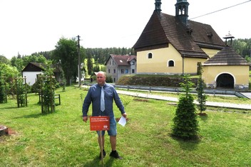 „Když přišel pan místostarosta s myšlenkou vybudovat parčík u kostela, viděl jsem to jako dobrý nápad. Proto jsme se spojili s Nadací ČEZ, která podporuje výsadbu stromů po celé České republice. Využili jsme její štědré dotace a na místě prázdného jen zatravněného prostoru jsme vysázeli nové stromy a keře, říká starosta Tatrovic Michal Tvrdík