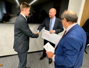 Za ČEZ Distribuci předával šeky (Prokop Diviš) a věcné odměny (Prokop Digiš) Václav Kropáček, manažer útvaru Správa aktivit.