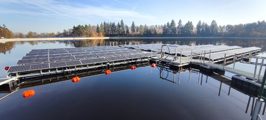 Plovoucí FVE Štěchovice na hladině horní nádrže přečerpávací elektrárny