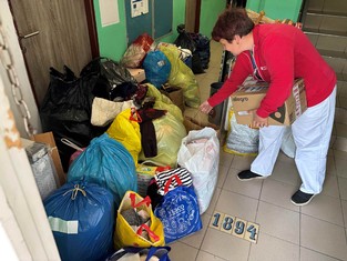 U sv. Máří přebírala dovezené věci sociální pracovnice Naděžda Fryčová