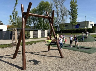 V centrální části zástavby rodinných domů v Průhonicích bylo ve středu 30. dubna slavnostně zprovozněno multifunkční hřiště pro děti do 13 let. Na herní prvky přispěla obci Nadace ČEZ v rámci grantu Oranžové hřiště rovným milionem korun. 