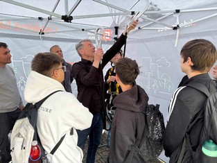 Náborový specialista Skupiny ČEZ Martin Klacián se rovněž zapojil do praktických ukázek a seznamoval návštěvníky stanu ČEZ Distribuce s jištěním během prací ve výškách.