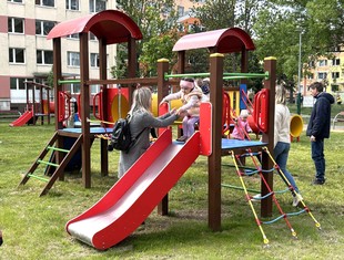 Maminky s malými dětmi si našly cestu na nové hřiště již během jeho slavnostního otevření.