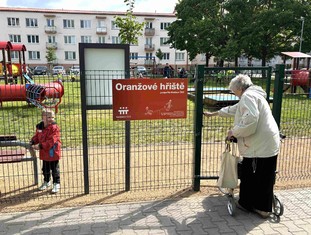 Na hřiště si našly cestu i babičky.