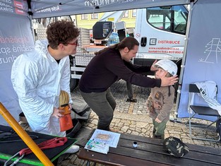 Nejmladším zájemcem o práci u ČEZ Distribuce byl pětiletý Jonáš z Berouna. Na svůj věk měl dost zvídavé energetické otázky a zaskočil jimi nejen Jana Kerna (vpravo) a Patrika Rajna, žáky třetího ročníku oboru elektro SOŠ a SOU Beroun-Hlinky, kteří energetikům – budoucím kolegům, asistovali. Podle maminky Andrey Křikavové Jonáška zajímá opravdu vše, zrovna nedávno mu musela vysvětlovat, k čemu je vlastně dobrá fotovoltaická elektrárna.

