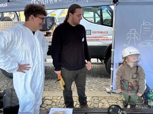 Nejmladším zájemcem o práci u ČEZ Distribuce byl pětiletý Jonáš z Berouna. Na svůj věk měl dost zvídavé energetické otázky a zaskočil jimi nejen Jana Kerna (vpravo) a Patrika Rajna, žáky třetího ročníku oboru elektro SOŠ a SOU Beroun-Hlinky, kteří energetikům – budoucím kolegům, asistovali. Podle maminky Andrey Křikavové Jonáška zajímá opravdu vše, zrovna nedávno mu musela vysvětlovat, k čemu je vlastně dobrá fotovoltaická elektrárna.

