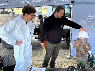  Nejmladším zájemcem o práci u ČEZ Distribuce byl pětiletý Jonáš z Berouna. Na svůj věk měl dost zvídavé energetické otázky a zaskočil jimi nejen Jana Kerna (vpravo) a Patrika Rajna, žáky třetího ročníku oboru elektro SOŠ a SOU Beroun-Hlinky, kteří energetikům – budoucím kolegům, asistovali. Podle maminky Andrey Křikavové Jonáška zajímá opravdu vše, zrovna nedávno mu musela vysvětlovat, k čemu je vlastně dobrá fotovoltaická elektrárna.

