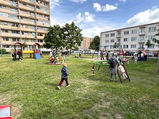 Oranžové hřiště Alšově  ulici.