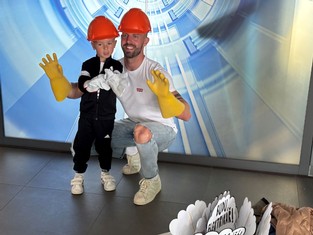 Petr Fara se synem Frederikem ve fotokoutku v IC ELE