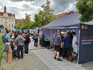 Před veletržním stanem ČEZ Distribuce a strategického náboru Skupiny ČEZ na Husovo náměstí v Berouně.