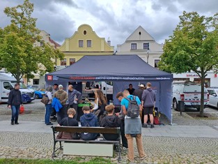 Před veletržním stanem ČEZ Distribuce a strategického náboru Skupiny ČEZ na Husovo náměstí v Berouně.