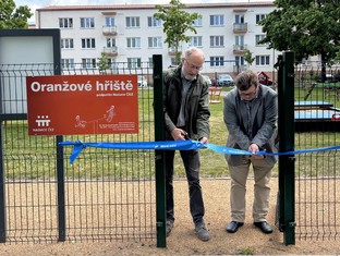Přestřižení pásky: vlevo zástupce Nadace ČEZ Ota Schnepp; vpravo starosta Štětí Miroslav Andrt.