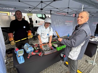Přípravy prezentace pracovních pomůcek, které ke své práci potřebují elektromontéři ČEZ Distribuce, se společně se Stanislavem Hejhalem, vedoucím oddělení Sítě Příbram, ujali Jan Kern (vlevo) a Patrik Rajn, žáci třetího ročníku oboru elektro SOŠ a SOU Beroun-Hlinky. Oba „silnoproudaři“ si přitom chtějí nástavbovým studiem dodělat maturitu a pak nastoupit do ČEZ Distribuce.