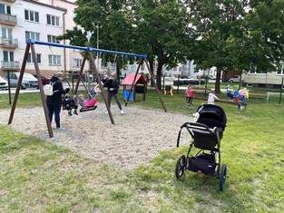 Řetězové houpačky pořízené z příspěvku Nadace ČEZ.