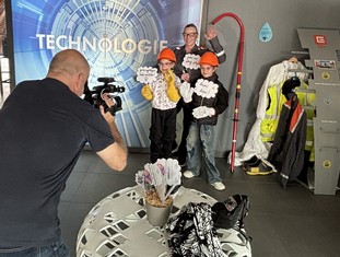 Samoobslužný fotokoutek s energetickými rekvizitami se těšil veliké oblibě.