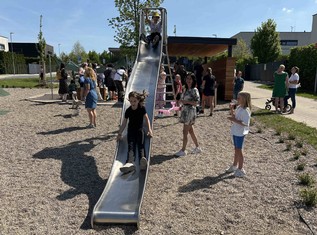 V centrální části zástavby rodinných domů v Průhonicích bylo ve středu 30. dubna slavnostně zprovozněno multifunkční hřiště pro děti do 13 let. Na herní prvky přispěla obci Nadace ČEZ v rámci grantu Oranžové hřiště rovným milionem korun. 