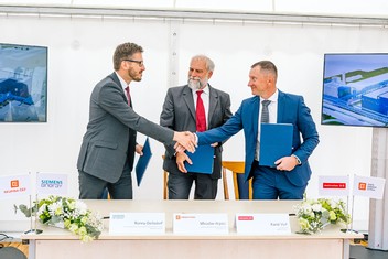 Slavnostní podpisy smlouvy k výstavbě paroplynového teplárenského zdroje v lokalitě Mělník