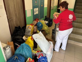 U sv. Máří přebírala dovezené věci sociální pracovnice Naděžda Fryčová.