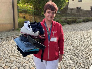 U sv. Máří přebírala dovezené věci sociální pracovnice Naděžda Fryčová.