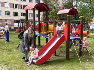 Velká herní sestava se skluzavkou pro děti starší tří let pořízena z příspěvku Nadace ČEZ.