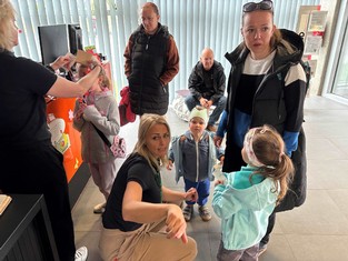 Zatímco průvodkyně Zdena Zolotarjov vítá nově příchozí, její kolegyně Dana Daňková odměňuje ty odcházející.