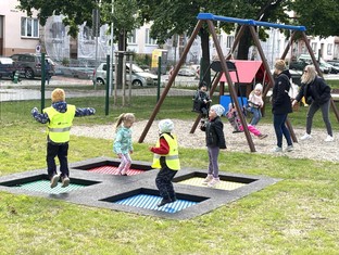 Zemní trampolíny, řetězové houpačky, radost dětí a první maminky na novém hřišti.