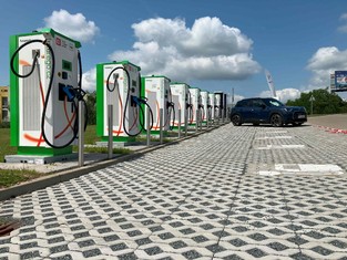 Kompletní dobíjecí hub na invelt BMW s 10 ultrarychlými dobíjecími stojany ČEZ