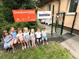 Své důstojné místo na plotu má i cedule Oranžové hřiště Nadace ČEZ, která na jeho realizaci přispěla v loňském roce.