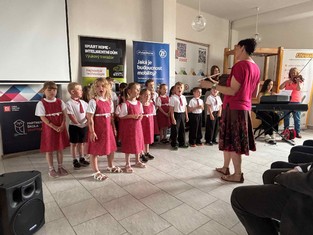 Svým vystoupením zpříjemnil všem předávání cen dětský pěvecký sbor Berušky z MŠ Klíček v Jiráskově ulici pod vedením sbormistryně  Renaty Prokešové. 