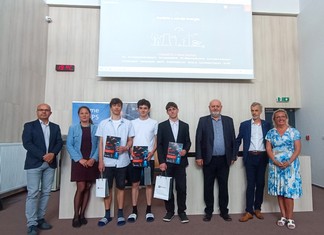 Novodobí Prokopové Digišové ze SPŠ Liberec pro školní rok 2024/25. Vlevo Bohuš Mihál, manažer útvaru Řízení distribuční soustavy, a Nora Koubová z ČEZ Distribuce. Vpravo ředitel školy Jaroslav Semerád a Martin Hušek s Evou Zubričanovou z ČEZ Distribuce.