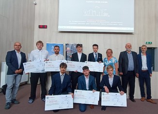 Novodobí Prokopové Divišové ze SPŠ Liberec pro školní rok 2024/25. Vlevo Bohuš Mihál, manažer útvaru Řízení distribuční soustavy, mezi jeho kolegy z ČEZ Distribuce Evou Zubričanovou a Martinem Huškem stojí ředitel školy Jaroslav Semerád.