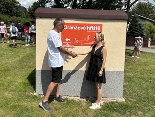 Nadaci ČEZ zastupovala Barbora Janoušková Nováková, na snímku ji vítá starosta František Neužil.