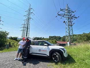 Nový elektromobil ČEZ Distribuce v terénu, vlevo vedoucí skupiny Sítě Jiří Hlaváček a elektromontér Radek Charvát.