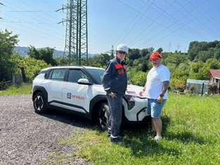 Nový elektromobil ČEZ Distribuce v terénu, vpravo vedoucí skupiny Sítě Jiří Hlaváček a elektromontér Radek Charvát.