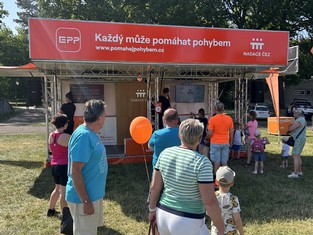 O jízdy na oranžových handbike byl mezi návštěvníky sportovního dne ČEZFESTu veliký zájem.