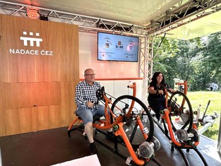 Poslední jezdci aneb ředitel Klokánku Jiří Sedláček za Krajskou radu seniorů a její místopředsedkyně Věra Nechybová za Klokánek.