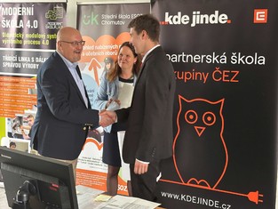 Jak oceněným v Motivačním programu Prokopa Diviše, tak i v jeho digitální verzi Prokop Digiš předával šeky a věcné odměny Zbyněk Businský, manažer útvaru Hromadná obsluha ČEZ Distribuce. Přihlíží Nora Koubová mající u společnosti na starost vzdělávání.