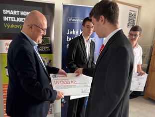 Jak oceněným v Motivačním programu Prokopa Diviše, tak i v jeho digitální verzi Prokop Digiš předával šeky a věcné odměny Zbyněk Businský, manažer útvaru Hromadná obsluha ČEZ Distribuce.  