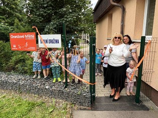 Symbolického přestřižení oranžové pásky se za zřizovatele, město Vejprty, ujala starostka Jitka Gavdunová. V pozadí Romana Romová, vedoucí učitelka MŠ.  

