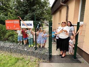 Symbolického přestřižení oranžové pásky se za zřizovatele, město Vejprty, ujala starostka Jitka Gavdunová. V pozadí Romana Romová, vedoucí učitelka MŠ.  

