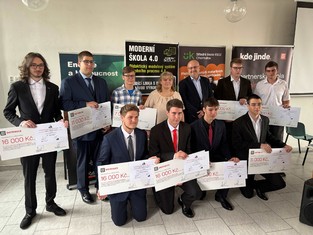 Novodobí Prokopové Divišové ze Středné odborné školy ESOZ Chomutov pro školní rok 2024/25, uprostřed ředitelka školy Lenka Demjanová a Zbyněk Businský, manažer útvaru Hromadná obsluha ČEZ Distribuce.