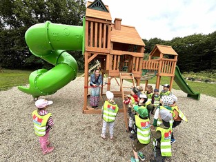 Páska na novém Oranžovém hřišti v Černovicích se střihala nadvakrát. Tu druhou u dětského domečku přestřihla Lenka Němcová, ředitelka tamní mateřinky.