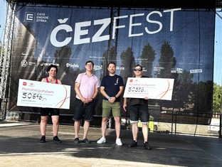 Zástupcům obdarovaných organizací předali symbolické šeky za město Chomutov Milan Märc, 1. náměstek primátora, a za Nadaci ČEZ Filip Ráža