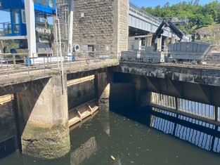 VE Štěchovice-opravy soustrojí TG1-zahrazené vtoky, za kterými probíhá oprava rychlouzávěru